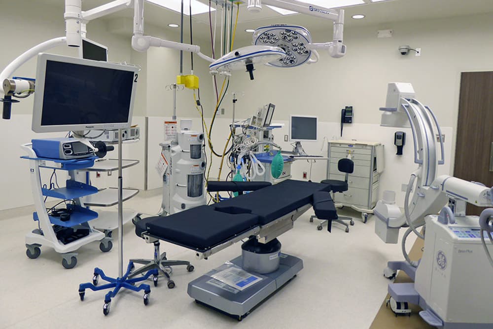 Second operating room with surgical lighting and integrated power at a surgery center